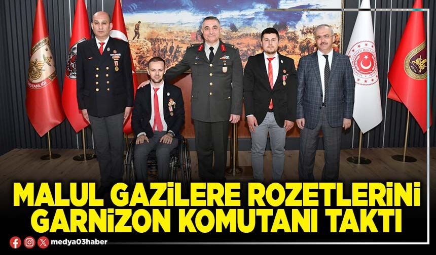 Malul Gazilere rozetlerini Garnizon Komutanı taktı
