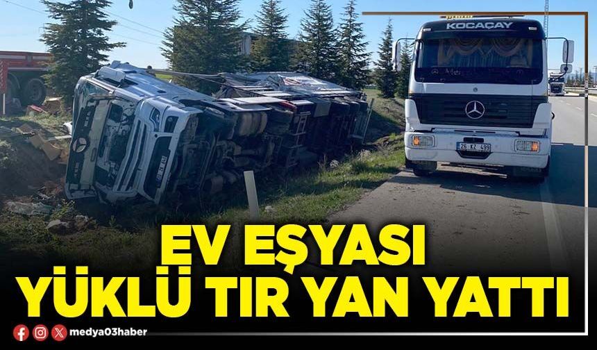 Ev eşyası yüklü tır yan yattı