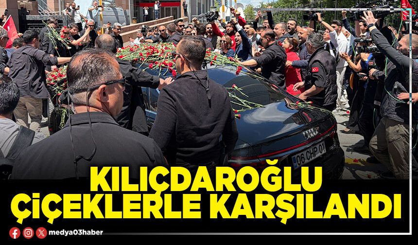 Kılıçdaroğlu çiçeklerle karşılandı