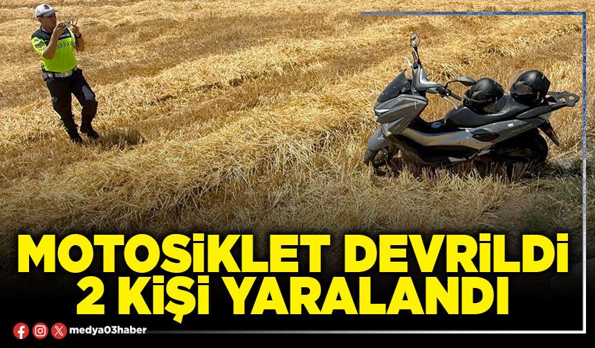 Motosiklet devrildi 2 kişi yaralandı
