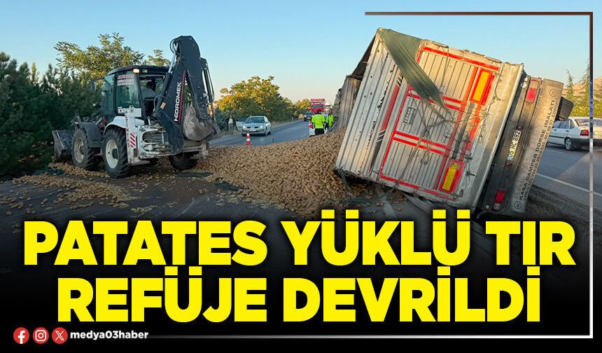 Patates yüklü tır refüje devrildi