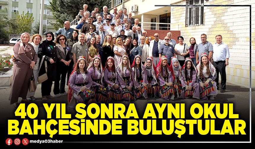 40 yıl sonra aynı okul bahçesinde buluştular