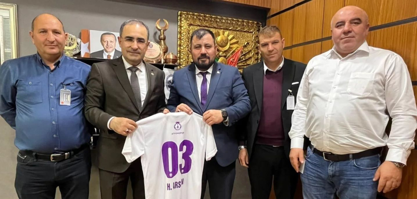 Afyonspor Kulüp Başkanı Sayın Mevlüt Akkuş, Afyonkarahisar Milletvekilimiz Sayın Hasan Arslan'a Ziyarette Bulundu. Camiamız Adına Bu Yapılan Görüşmede Afyonspor'a Destek Ve Takviye Görüşmeleri Gerçekleştirilmiştir. S-1